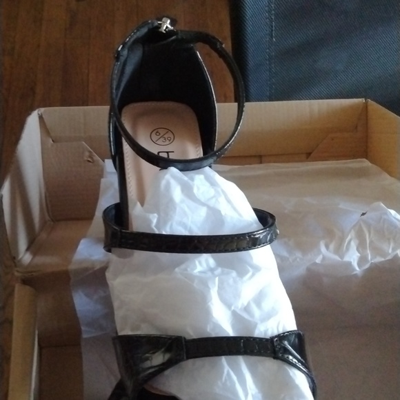 Sandals - Picture 3 of 4